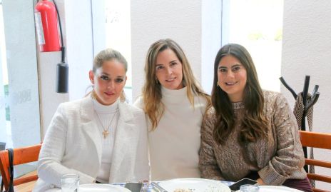  María Torres, Eunice Camacho y Lu Castelo.