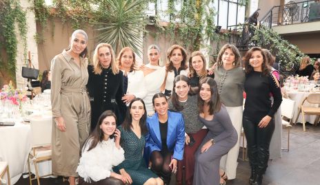  Isa Tobías con sus tías y primas, Paula Tobías, Mimí Hinojosa, Sofía Carrillo, Ana Emelia Tobías, Maggie Aldrete, Marisa Mercado, Martha Carrillo, Adriana Olmos, Mariana Tobías, Marily Tobías, Cristy Lorca y Pepi Tobías.