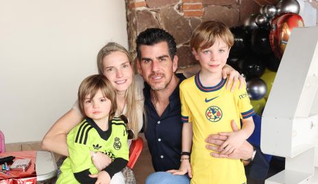  Miriam Huber y Alejandro Valladares con sus hijos Luca y Alex.