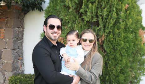  Gerardo Chevaile y María José Hernández con su hija Alenca.