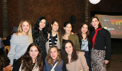  Ale Cano celebrando su cumple con sus amigas.