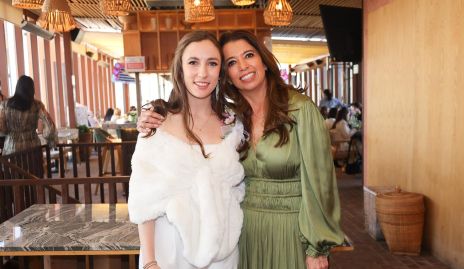  Celina Gallegos con su suegra Fina Alcocer.