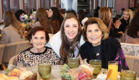  Celina Gallegos con sus abuelitas Alicia Villalba y Celina Siller.