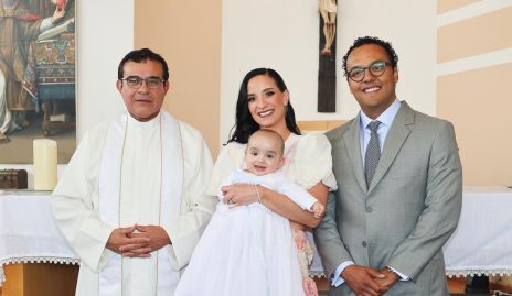  Padre Chava, Luli Lamas y Javier Campos con su hijo Patricio.