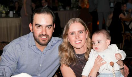  Rafael Olmos e Ingrid Velasco con su hijo Rafael.