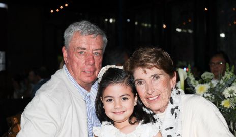  Patricio Jourdain y Maggie Jourdain con su nieta Doménica.
