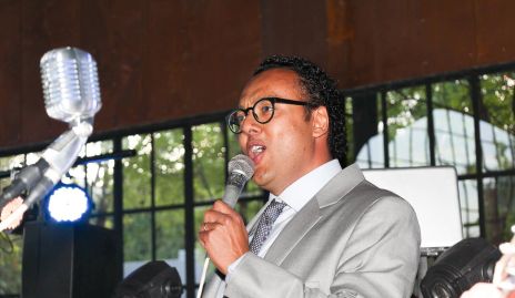  Javier Campos cantándole a sus invitados.