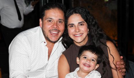  Enrique Gaviño y Claudia Estrada con su hijo Enrique.