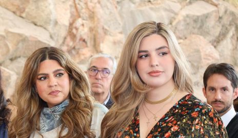  Mariela y Sofía Rodríguez, madrinas de María Paula.
