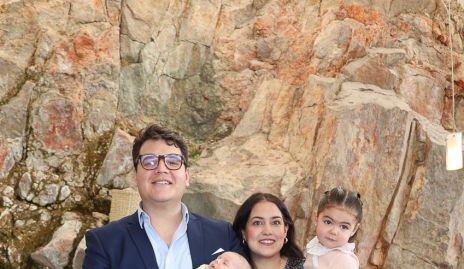  Luis Fernando Rodríguez y Alejandra Berrueta con sus hijas María Paula y Mariale.