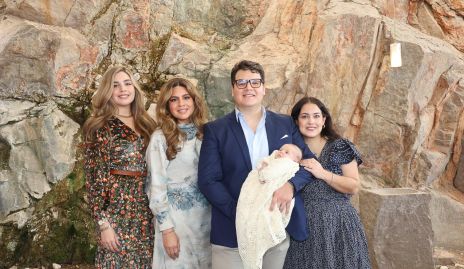  María Paula con sus madrinas Sofía Rodríguez y Mariela Rodríguez y sus papás Luis Fernando Rodríguez y Alejandra Berrueta.
