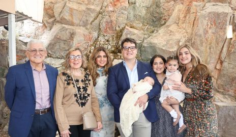  Juan Antonio Rodríguez, Alma Rodríguez, Mariela Rodríguez, Luis Fernando Rodríguez, Alejandra Berrueta y Sofía Rodríguez con María Paula y Mariale.