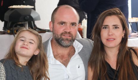  Rodrigo Aranda y Carmelita Berrueta con su hija Carmelita.