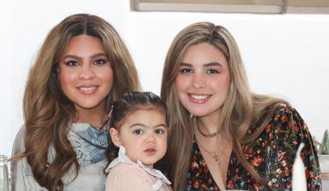  Mariela y Sofía Rodríguez con Mariale.