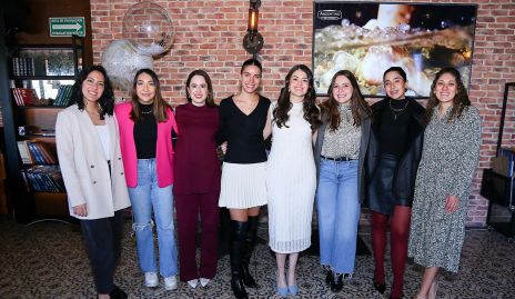  Andrea Ortiz con sus amigas.