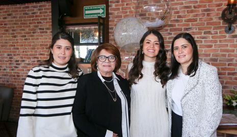  María Luisa Lozano, María Esther Duarte, Andrea Ortiz y Daniela Lozano.