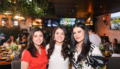  Ana Ceci Ortiz, Andrea Ortiz y Ana Ávila.