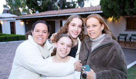  Pilar Torres, Daniela Torre, Sofía Torre y Mariana Torres.
