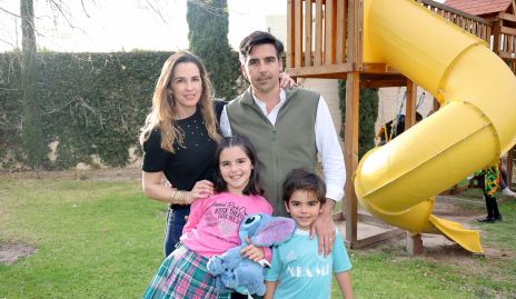  Eunice Camacho y Manuel Labastida con sus hijos Paula y José Manuel.