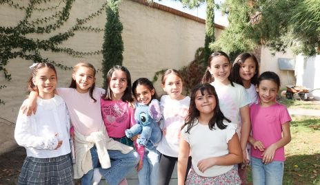  Paula Labastida con sus amigas.