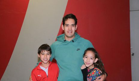  Ricardo Torres con sus hijos Ricardo y Emilia.