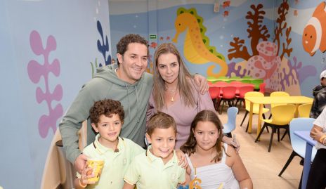  Rocío Muriel y René Pierdant con sus hijos Pablo, Andrés y Victoria.