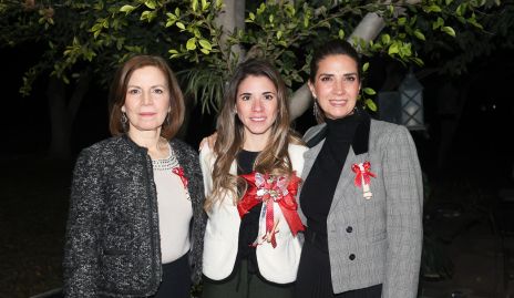  Isabel Álvarez con su suegra Lorena Butterfield y su mamá Lourdes Velázquez.