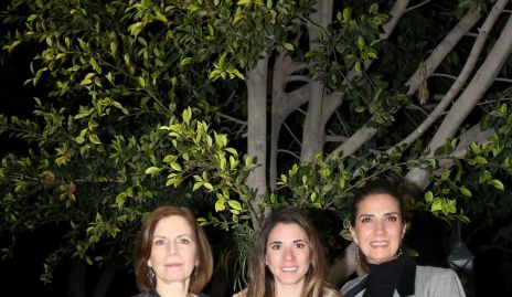  Isabel Álvarez con su suegra Lorena Butterfield y su mamá Lourdes Velázquez.