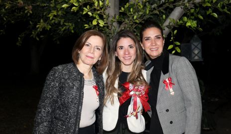  Isabel Álvarez con su suegra Lorena Butterfield y su mamá Lourdes Velázquez.