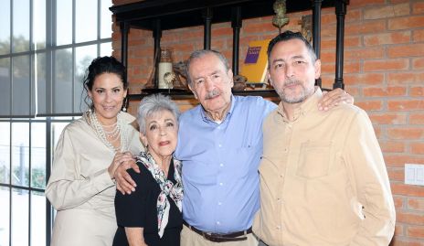  Alfredo Lujambio y Margarita Cataño con sus hijos Ana Luisa y Alfedo.