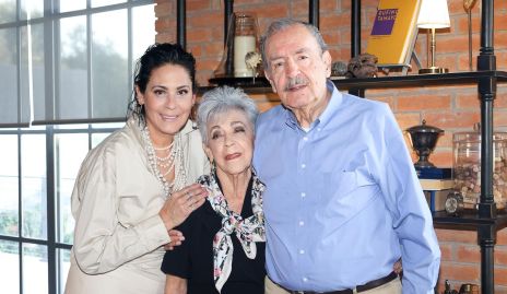  Margarita Cataño y Alfredo Lujambio con su hija Ana Luisa.