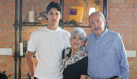  Esteban Artolózaga con sus abuelos Margarita Cataño y Alfredo Lujambio.