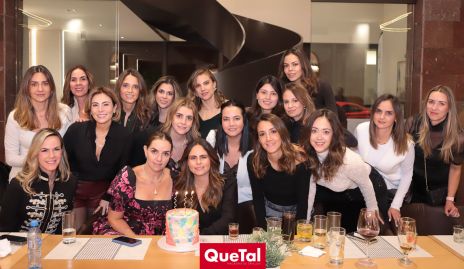  Marianne Velasco celebrando su cumpleaños con sus amigas.