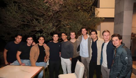  Andrés González con sus amigos.