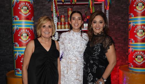  Valeria Alcalde con su mamá Silvia Aguilar y su suegra Ángeles Barba.