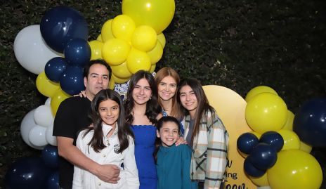  Miguel Gómez y María Eva Díez Gutiérrez con sus hijas  María Eva, Paty y Marisa Gómez y Ana Paula Murguía.