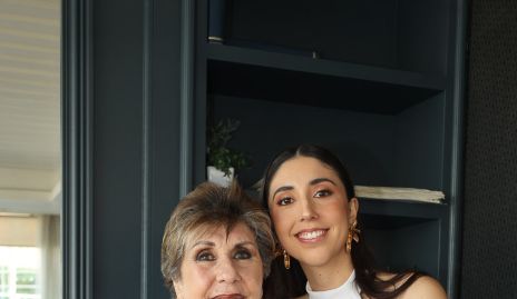  Andrea de la Torre con su abuelita Patricia del Real.