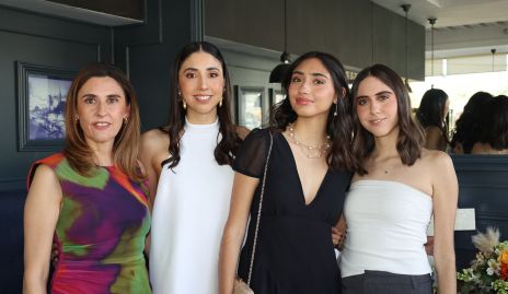  Verónica de de la Torre con sus hijas Andrea, Fernanda y María de la Torre.