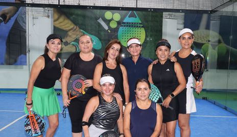  Alejandra Ávila con sus amigas.