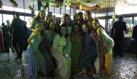  Oly Abud con sus damas de honor.
