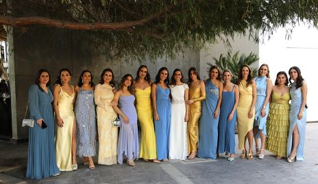  Olivia Abud con sus damas de honor.