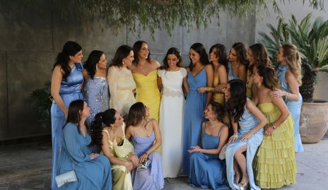 Oly Abud con sus damas de honor.
