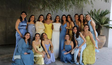  Olivia Abud con sus damas de honor.