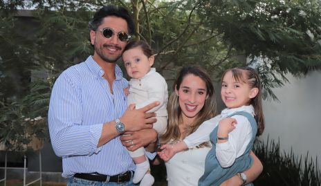  Gerardo González y María José Ascanio con sus hijos José Julián y María Inés.