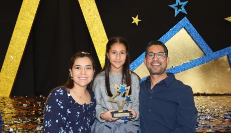  Sofía Villalobos Díaz de Sandi, Mejor Deportista 2025 con sus papás.