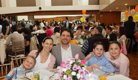  Mariana Ornelas y Ricardo Allende con sus hijos Pablo, Sebastián y Sofía.