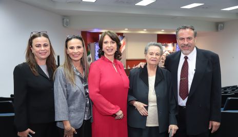  Imelda Elizalde, Presidenta de CANACINTRA con su mamá y sus hermanos.