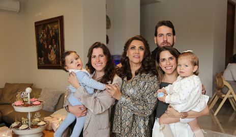  Raquel Altamirano con sus hijos Fabiola, Andrés y Paulina y sus nietos Lucca y Loretta.