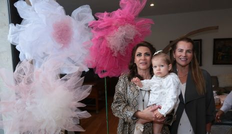  Raquel Altamirano y Paty del Bosque con su nieta Loretta.