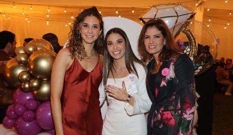  Lucía y Sofía Hernández con su mamá María Aurelia Zermeño.